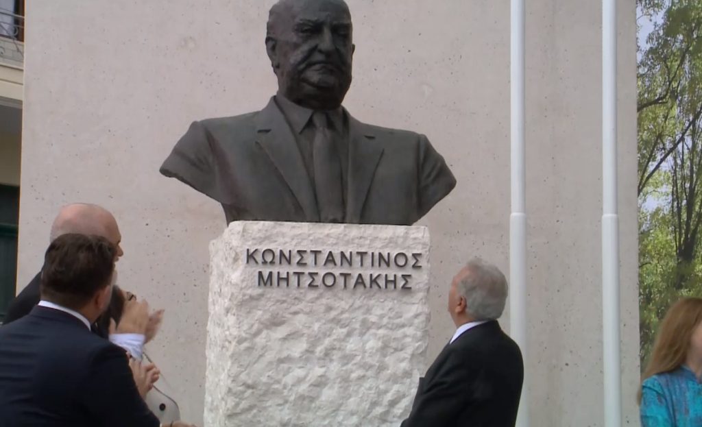Χωρίς τη παρουσία του Έλληνα πρωθυπουργού τα αποκαλυπτήρια προτομής του Κων. Μητσοτάκη στη Δερβιτσάνη