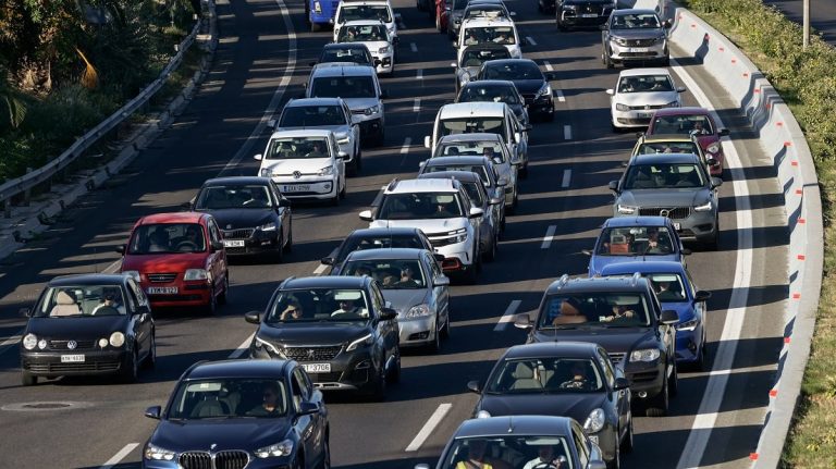 Τροχαίο ατύχημα και μποτιλιάρισμα στην άνοδο του Κηφισού