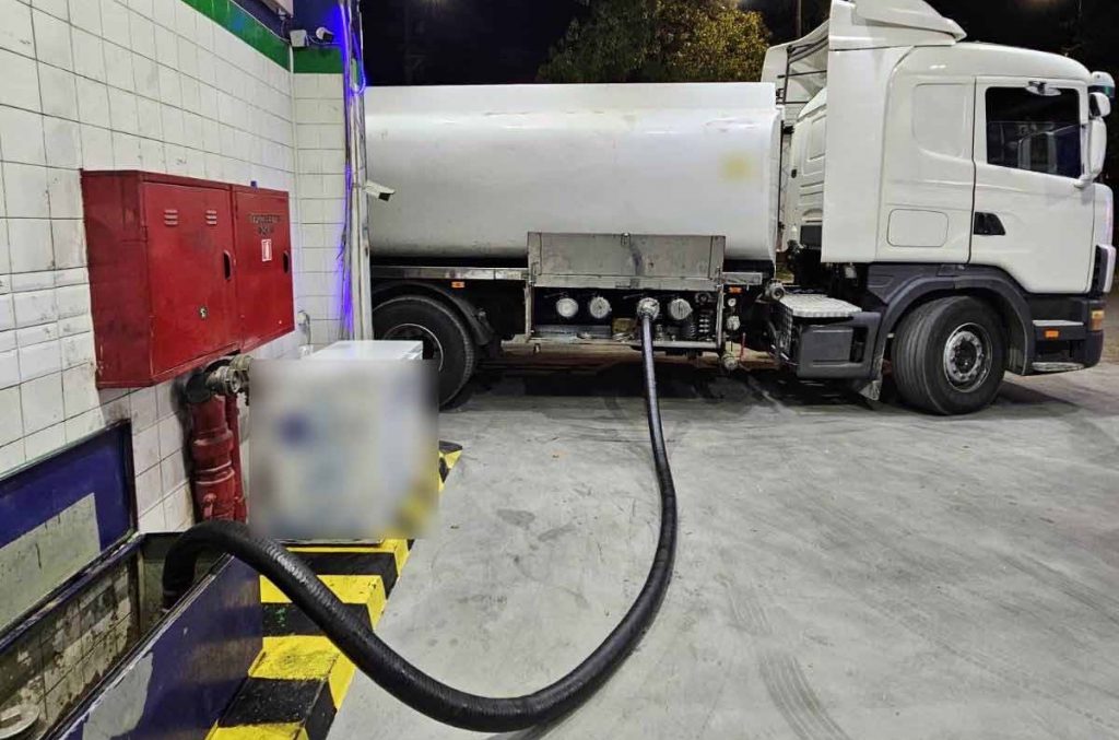 Εντοπίστηκαν πάνω από 29 τόνοι χημικών για νόθευση βενζίνης – Τρεις συλλήψεις