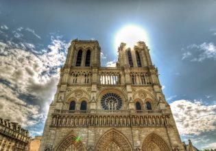 Γαλλία: Το καμπαναριό της Παναγίας των Παρισίων αναδύεται από τα ερείπια
