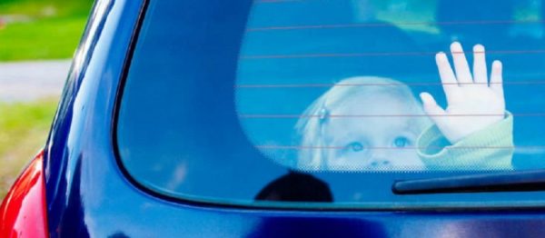 Εύβοια: Κλείδωσαν τετράχρονη σε αυτοκίνητο με κλειστά παράθυρα