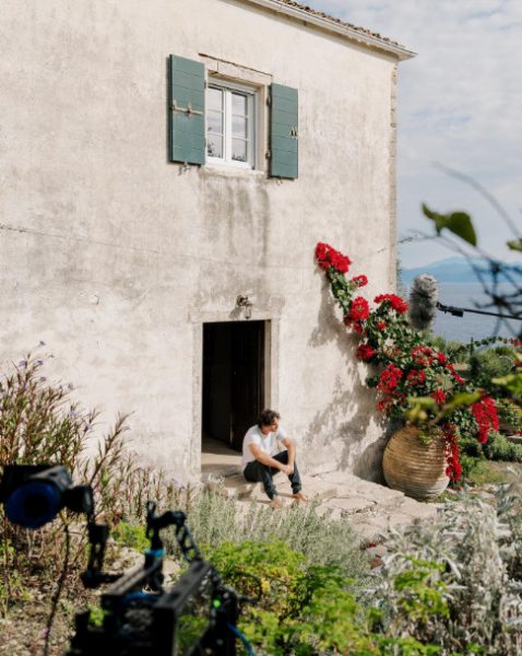 Ο Χριστόφορος Παπακαλιάτης από τα γυρίσματα του Maestro