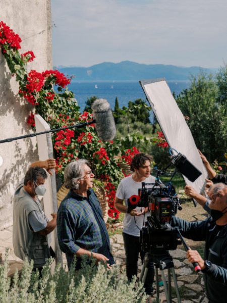 Ο Χριστόφορος Παπακαλιάτης από τα γυρίσματα του Maestro