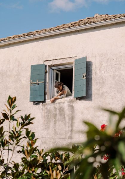 Ο Χριστόφορος Παπακαλιάτης από τα γυρίσματα του Maestro