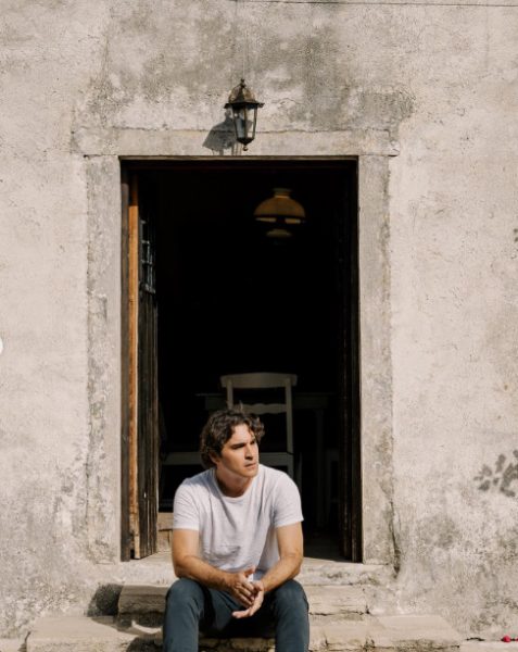 Ο Χριστόφορος Παπακαλιάτης στα γυρίσματα του Maestro