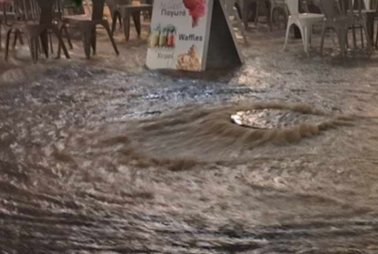 Αχαΐα: Ισχυρή καταιγίδα έπληξε την Πάτρα – Ποτάμια οι δρόμοι