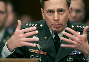 Ισραηλινή εισβολή στη Γάζα: Επανάληψη του φιάσκου της Μογκαντίσου, βλέπει ο στρατηγός Πετρέους