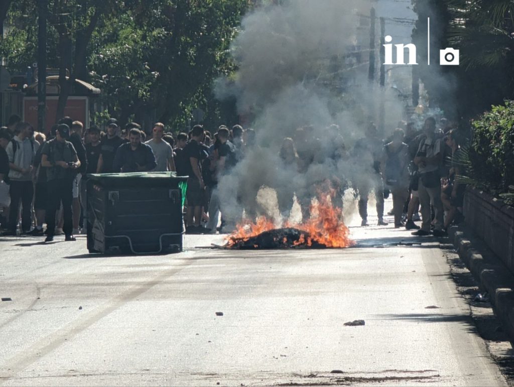 Ένταση έξω από την ΑΣΟΕΕ: Οδοφράγματα από ομάδα ατόμων και φωτιά σε κάδους