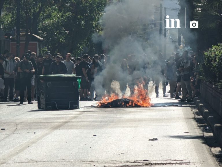 Ένταση έξω από την ΑΣΟΕΕ: Οδοφράγματα από ομάδα ατόμων και φωτιά σε κάδους