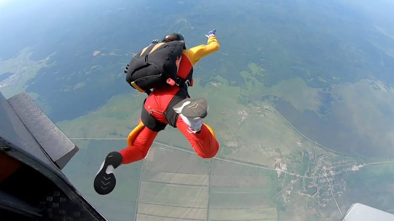 Τρομακτικό βίντεο από τη Ρωσία: Έκανε ελεύθερη πτώση και δεν άνοιγε το αλεξίπτωτο