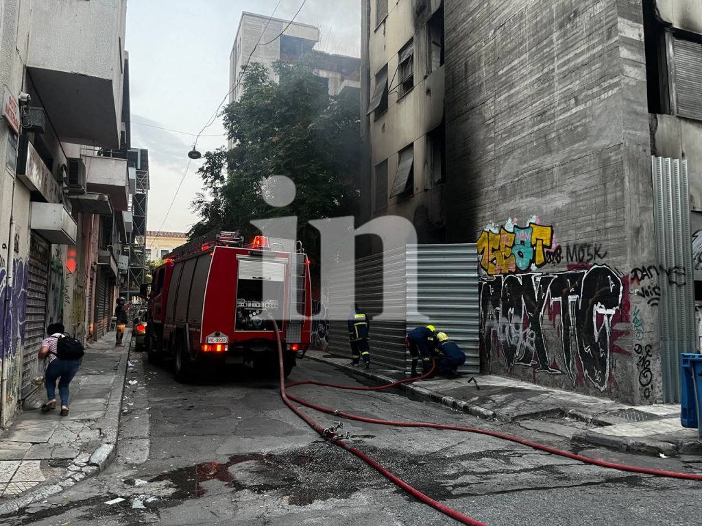 Φωτιά στο εγκαταλελειμμένο κτίριο του ΙΚΑ στην Πειραιώς