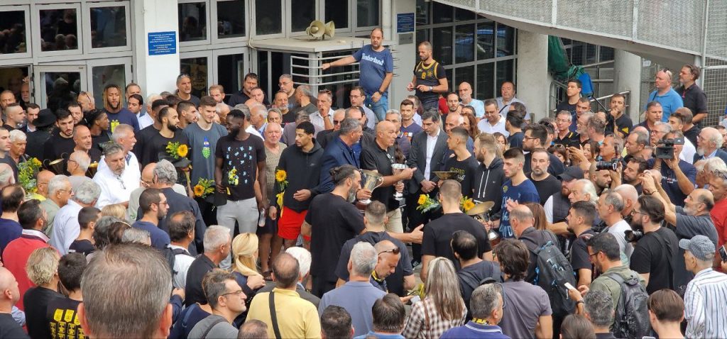 Η οικογένεια του Άρη αποχαιρετά τον Ξανθό – Σχοινάς: Μαζί του φεύγει ένα κομμάτι της πόλης