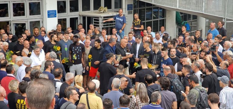 Η οικογένεια του Άρη αποχαιρετά τον Ξανθό – Σχοινάς: Μαζί του φεύγει ένα κομμάτι της πόλης