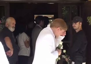 Μαίρη Χρονοπούλου: Συντετριμμένος ο Μάκης Δελαπόρτας στο τελευταίο αντίο στη σπουδαία ηθοποιό