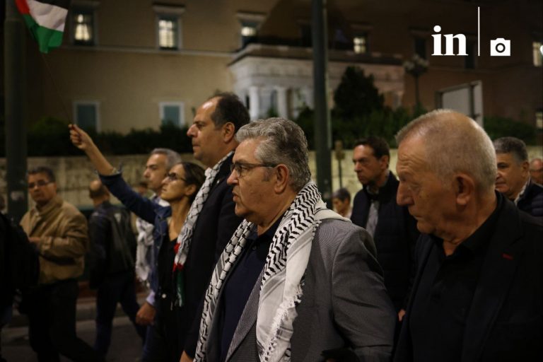 Ο Δημήτρης Κουτσούμπας με παλαιστινιακό μαντίλι στη συγκέντρωση για την Παλαιστίνη