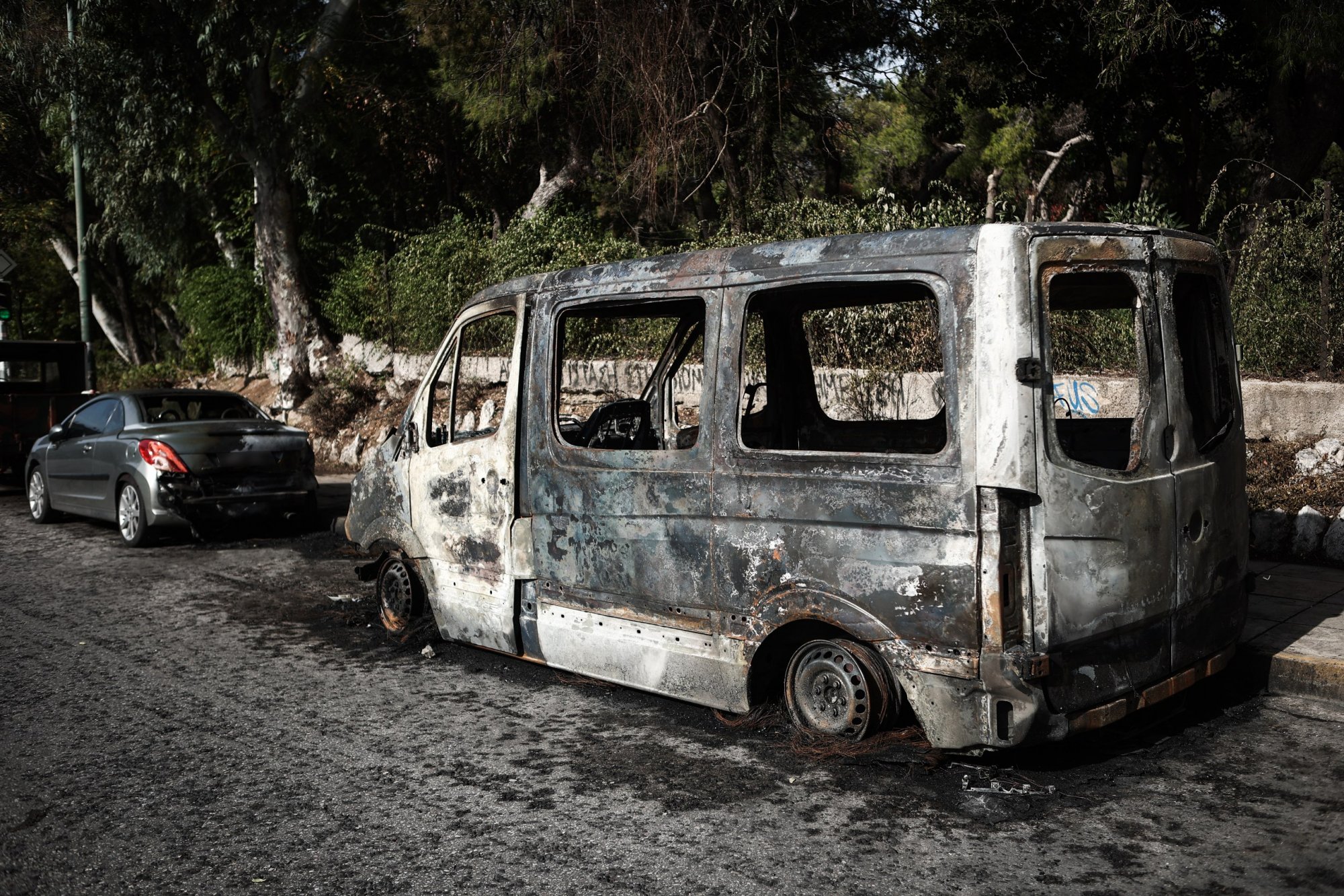 Τραυματίες αστυνομικοί, οχήματα στις φλόγες - Ο απολογισμός των χθεσινών επεισοδίων στην Πανεπιστημιούπολη