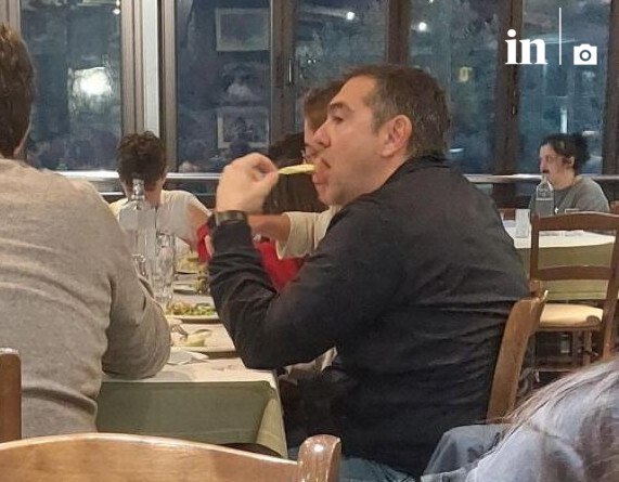 Ο Τσίπρας τρώει παϊδάκια όσο οι άλλοι περιμένουν δήλωση που θα σπάει κόκκαλα - Και καλά κάνει