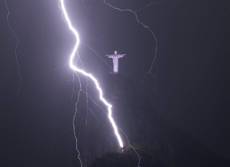 Οι κεραυνοί «αγκαλιάζουν» το άγαλμα του Χριστού στο Ρίο της Βραζιλίας