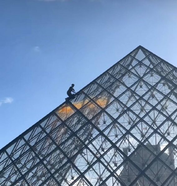 Περιβαλλοντικοί ακτιβιστές ψέκασαν με πορτοκαλί μπογιά την πυραμίδα του Λούβρου