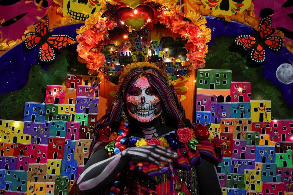 Το Μεξικό γιορτάζει την «Ημέρα των Νεκρών» με κρανία και σκελετούς