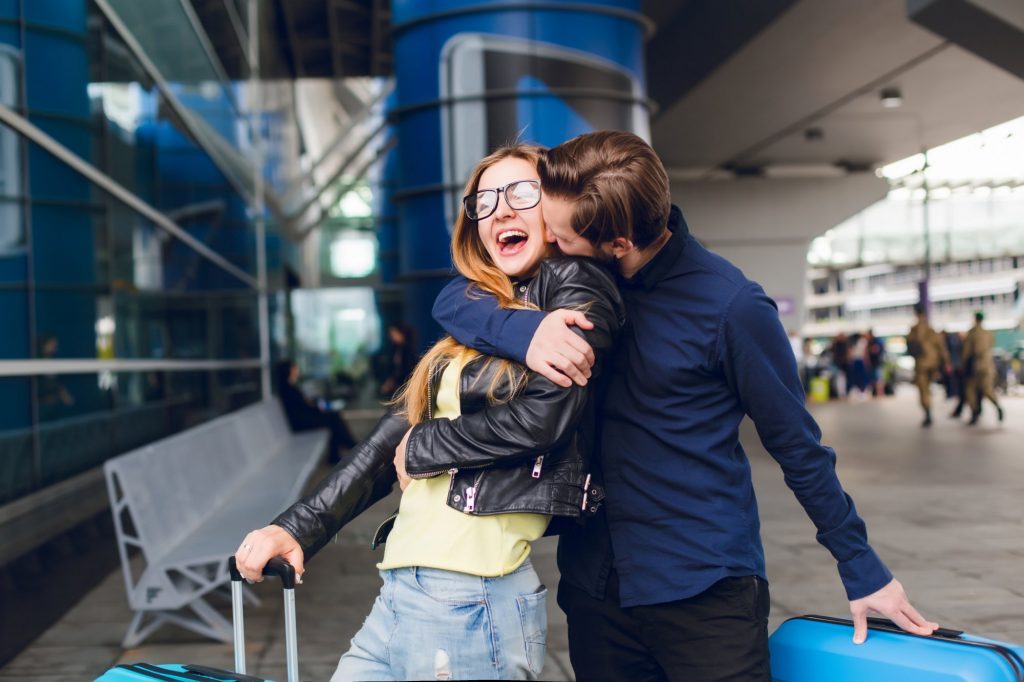 Τέρμα τα «καλό ταξίδι» με SMS: Οι αποχαιρετισμοί εκ του σύνεγγυς επιστρέφουν σε αεροδρόμια