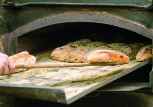 Η ακρίβεια άλλαξε τις διατροφικές μας συνήθειες: Οι Έλληνες έκοψαν το κρέας και «το έριξαν» στο ψωμί