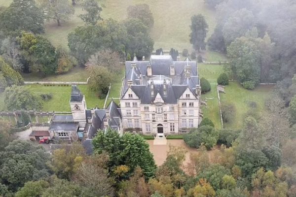 Το παλάτι του Πούτιν στην καρδιά του Σάσεξ – Οι επιθέσεις μετά την εισβολή στην Ουκρανία