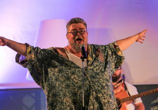 Σταμάτης Κραουνάκης: «Θα γράφω μέχρι να τα κακαρώσω»