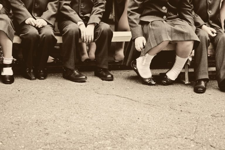 Ναζί δάσκαλος χτυπούσε τα παιδιά και ανάγκασε μαθητή να γδυθεί – «Θέλουμε μια συγγνώμη»