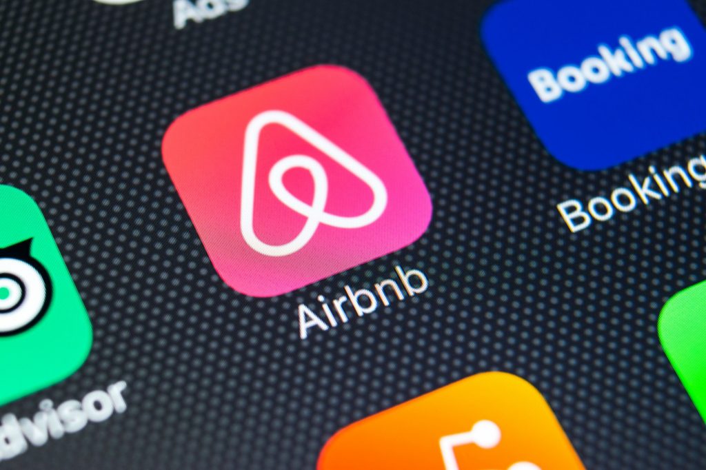 Airbnb: Επιστρατεύει την τεχνητή νοημοσύνη για να περιορίσει τα πάρτι σε σπίτια