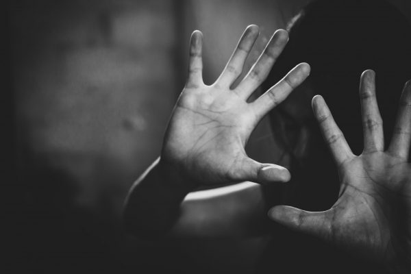 «Συνέχεια με χτυπάει, παίρνει τα λεφτά μου…» – Σοκάρουν οι αποκαλύψεις της 34χρονης για τον αστυνομικό