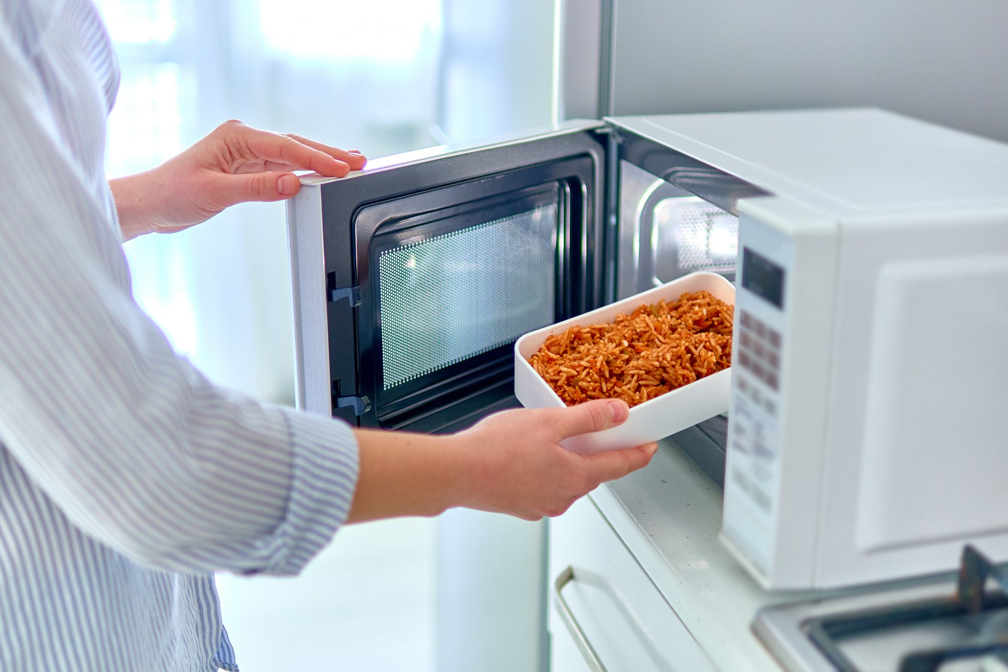 Влияние свч. Микроволновая печь с едой. Контейнер для разогрева еды в микроволновке. Выключать СВЧ печь. Исследование еды из микроволновки.