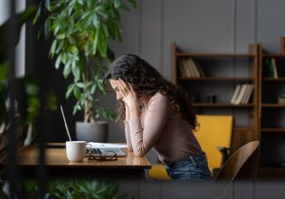 ΔΕΠΥ: Τριπλασιάζει τον κίνδυνο άνοιας