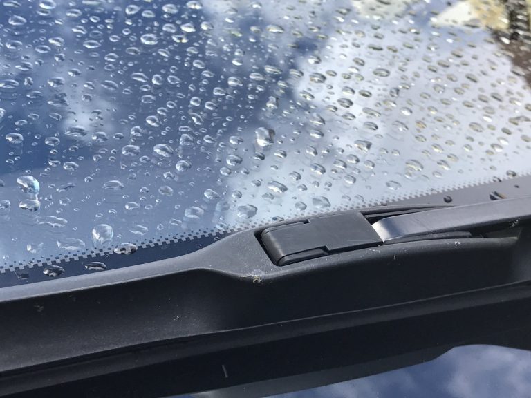 Σε τι χρησιμεύουν οι μαύρες κουκίδες που υπάρχουν στο παρμπρίζ του αυτοκινήτου;