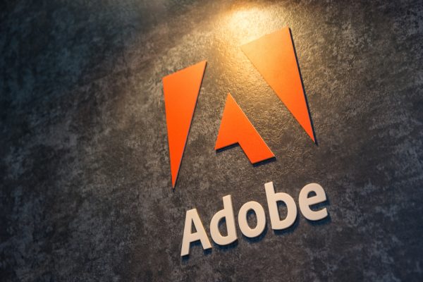 Το hi-tech φόρεμα της… Adobe που μεταμορφώνεται με το πάτημα ενός κουμπιού