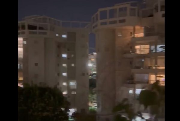 Ισραηλινοί βγήκαν στα μπαλκόνια και ψάλλουν τον εθνικό ύμνο