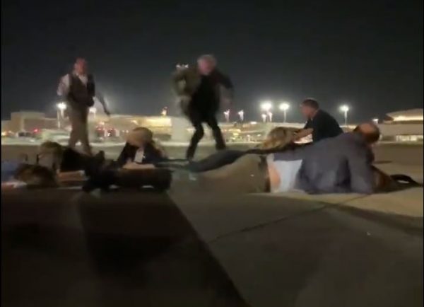 Ισραήλ: Συναγερμός στο αεροπλάνο του Ολαφ Σολτς – Βγήκαν και ξάπλωσαν στο έδαφος