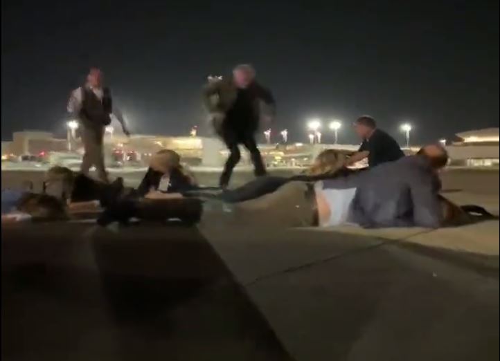 Ισραήλ: Συναγερμός στο αεροπλάνο του Ολαφ Σολτς - Βγήκαν και ξάπλωσαν στο έδαφος