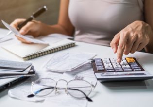 Εφορία: Φορολογία με νέου τύπου κριτήρια για τους ελεύθερους επαγγελματίες