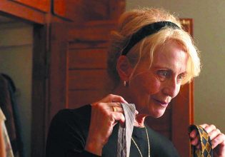 Θέμις Μπαζάκα: «Πιστεύω πως η κοινωνία μας γίνεται πιο συντηρητική τα χρόνια»