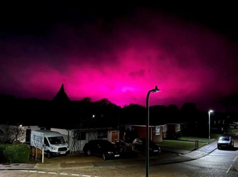 «Ματωμένη Αυγή» – Τι είναι η κόκκινη ομίχλη που αναστάτωσε ολόκληρη πόλη;