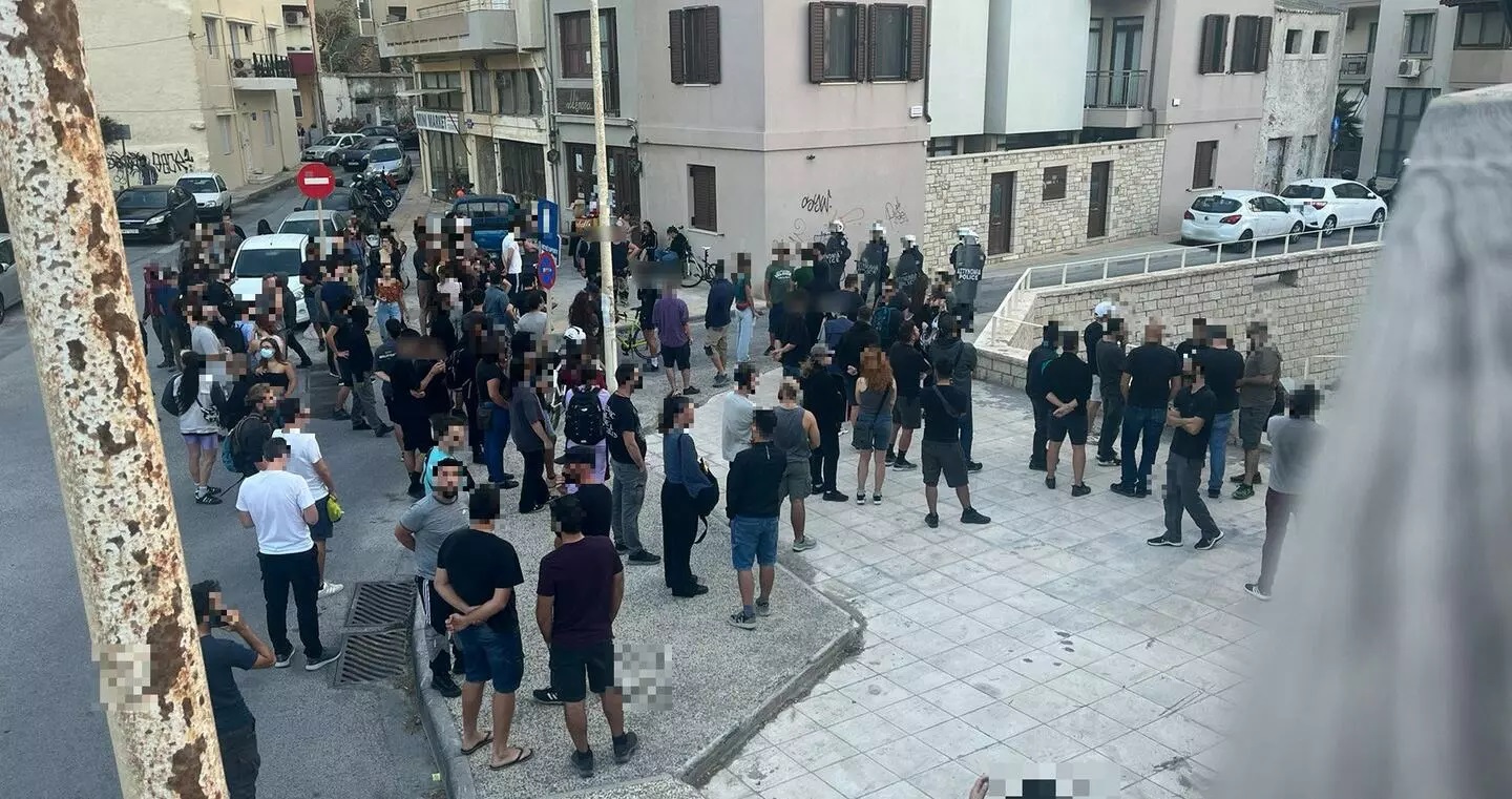 Ηράκλειο: Αστυνομικές δυνάμεις απέκλεισαν τα γραφεία του «Τηγανίτη» - Τι καταγγέλλουν οι «εγκλωβισμένοι»