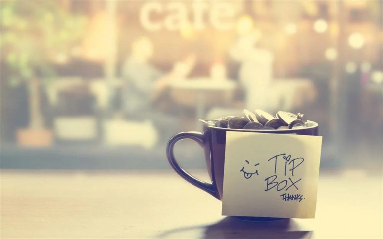 Φιλοδώρημα: Ηθικό καθήκον, υπερβολή ή υποχρέωση;