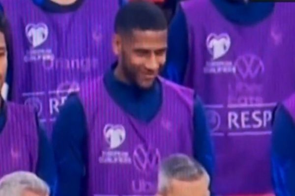 Χαμός στη Γαλλία με το γέλιο του Τοντιμπό στη διάρκεια ενός λεπτού σιγής