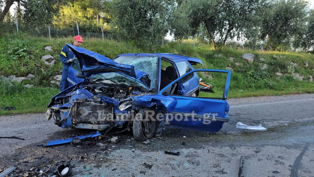 Λαμία: Τρεις τραυματίες από σφοδρή μετωπική σύγκρουση δύο αυτοκινήτων