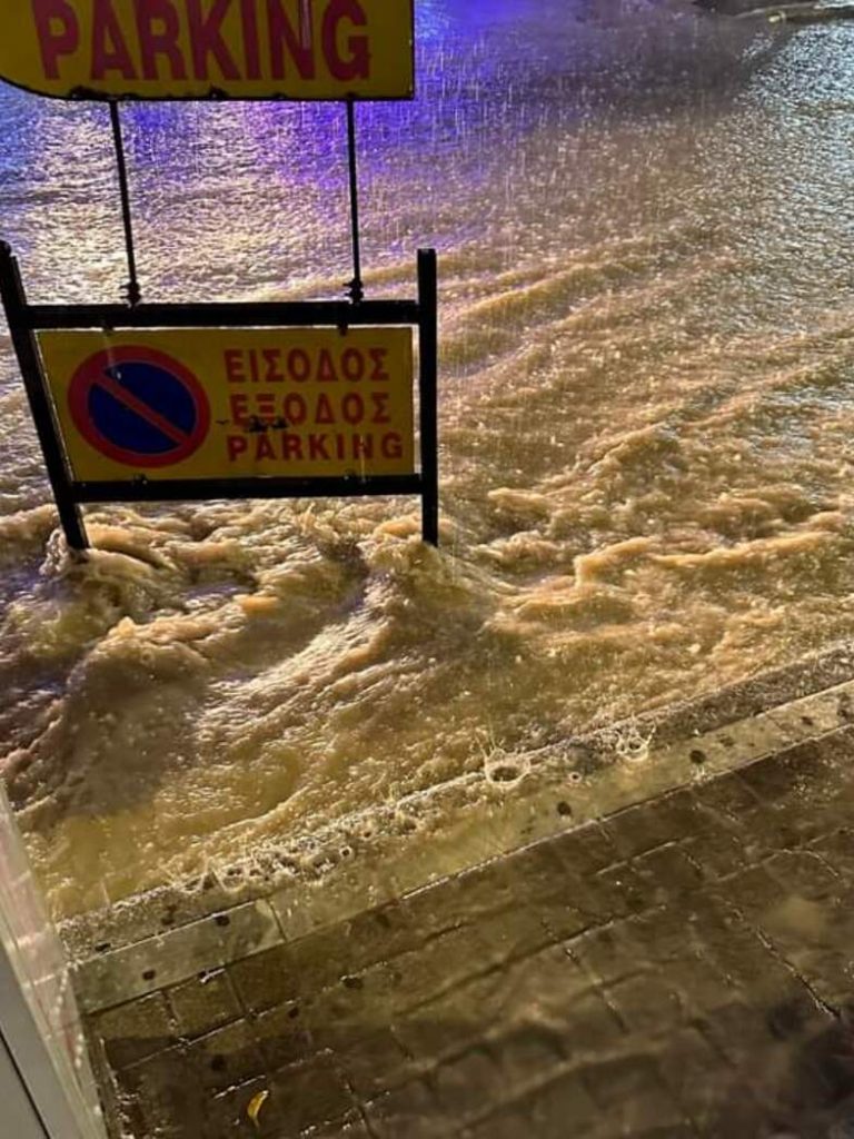 Κακοκαιρία: Ο λόγος που πλημμύρισαν οι δρόμοι στην Πάτρα