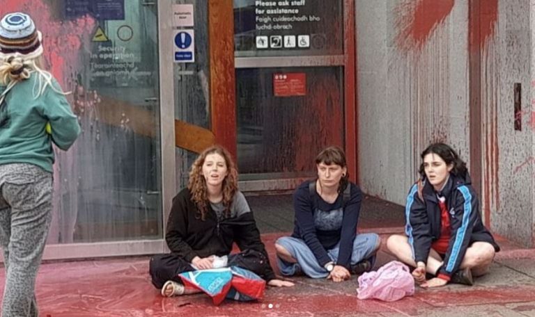 Περιβαλλοντικοί ακτιβιστές έβαψαν το πορτρέτο του βασιλιά της Σκοτίας