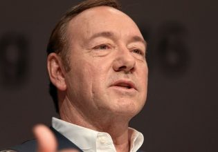 Ο Κέβιν Σπέισι βγάζει λόγο στην Οξφόρδη σχετικά με την κουλτούρα της ακύρωσης και χειροκροτείται