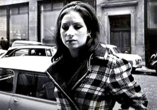 Μπάρμπρα Στρέιζαντ: «Ο Μάρλον Μπράντο μου έκανε πρόταση με τη σύζυγό του στο δίπλα δωμάτιο»