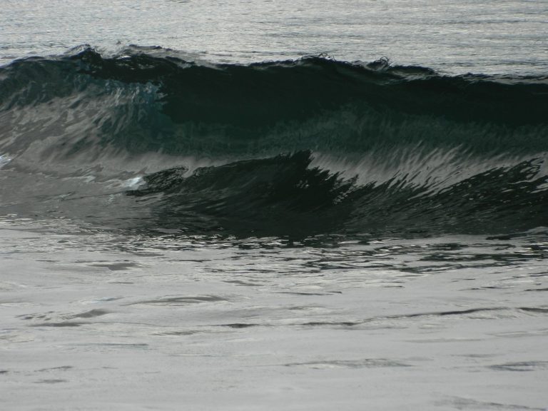 Κίνα: Τεράστιο παλιρροϊκό κύμα στον ποταμό Qiantang παρέσυρε δεκάδες ανθρώπους